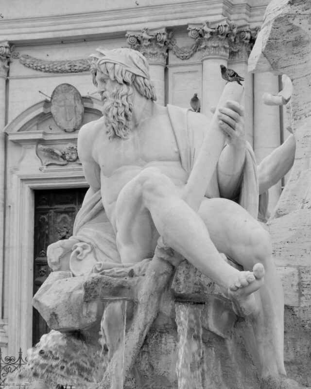 Detaylara takılıyoruz. Bazen o küçücük ayrıntı, deneyimini unutulmaz yapan şeydir. Ve o tat bazen nerede olduğunu unutturur. 🍴
Gözlerini bir kapamışsın, Fontana dei Quattro Fiumi’nin kenarına oturmuş Piazza Navona’dan gelip geçeni izliyorsun. ⛲️ Bir lokma daha ve Ganj Nehri alegorisinin ayağının ucundaki güvercin olmuşsun… 🕊
Yeter ki detaylara dikkat et. Şimdi gözlerini kapa ve rüyalara seyahat et! 💭
#NuqGastro #FontanaDeiQuattroFiumi #PiazzaNavona #İtalya #İtalyanMutfağı #İstanbulLezzetleri #Nişantaşı